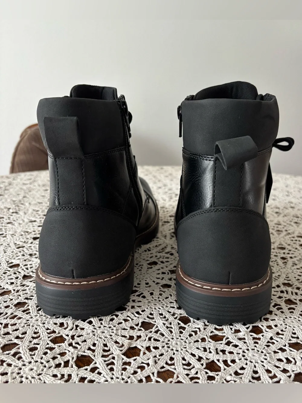 Men’s NWT 13M medium zip side lace front ortholite combat style boot. Black
